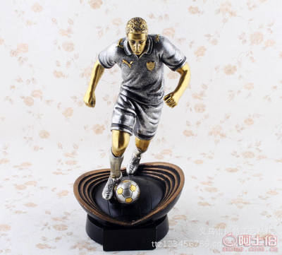 成德居樹脂工藝品 銀色人物踢球造型獎(jiǎng)杯擺件的定制與批發(fā)優(yōu)勢(shì)