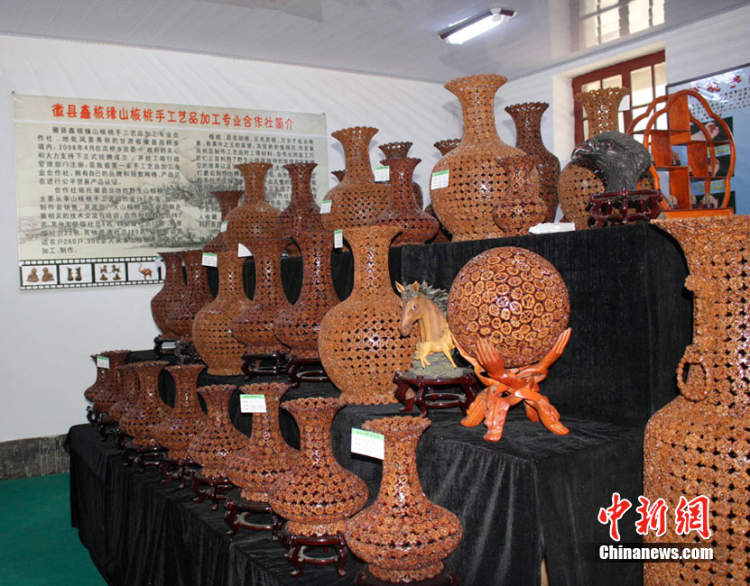 匠心獨運 甘肅民間藝人妙手雕琢野生山核桃成藝術珍品